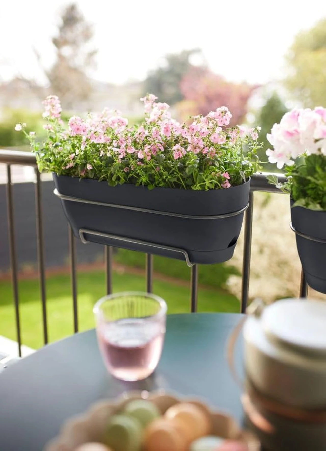 Blumenkästen für Balkongeländer mit Sommerblumen, die den Balkon verschönern und Platz sparen. Ideal für sommerblumen garten, sommerblumen balkon, blumenkästen für balkongeländer, herbstpflanzen balkon, winterpflanzen balkon.