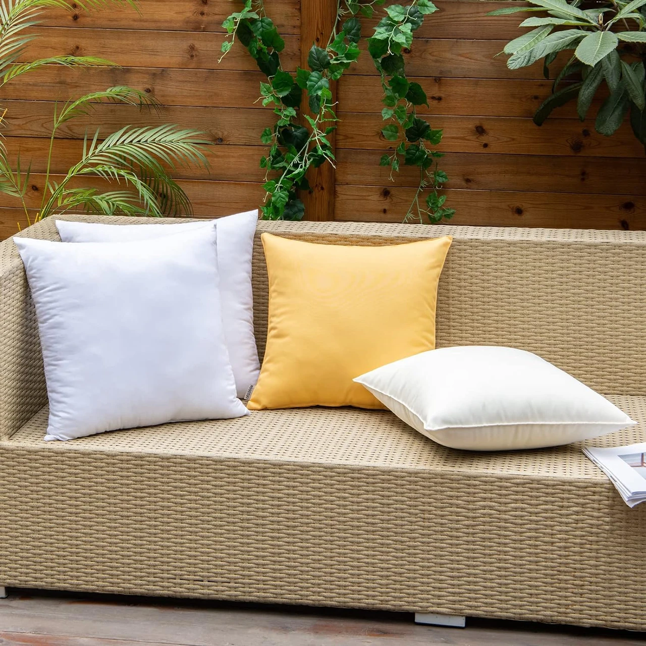 Wetterfeste Outdoor-Kissen auf einer Terrasse, ideal für terrassengestaltung ideen und terrasse gestalten ideen