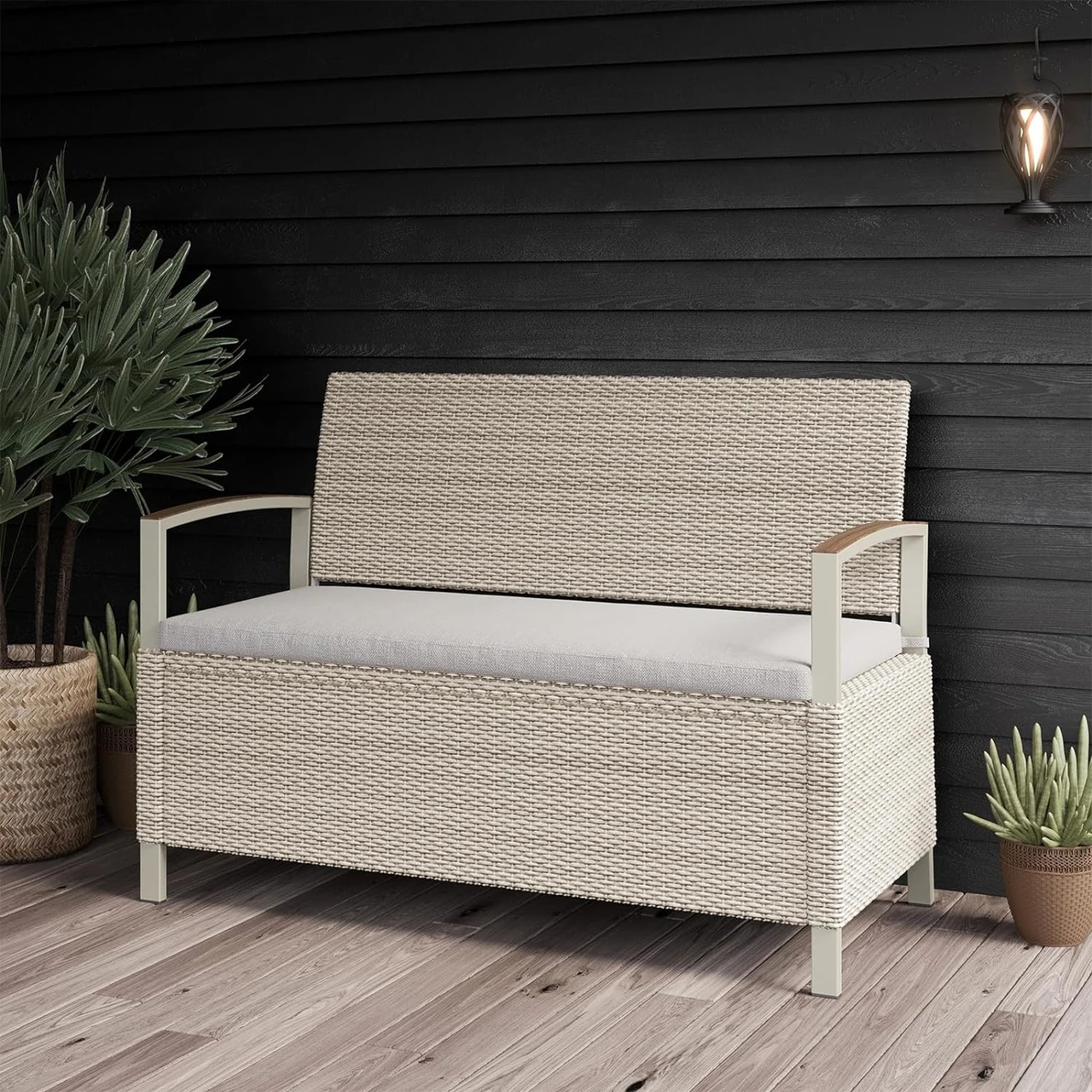 Gartenbank mit Stauraum aus Polyrattan im Garten, ideal für die Aufbewahrung von Gartenutensilien und als bequeme Sitzgelegenheit.