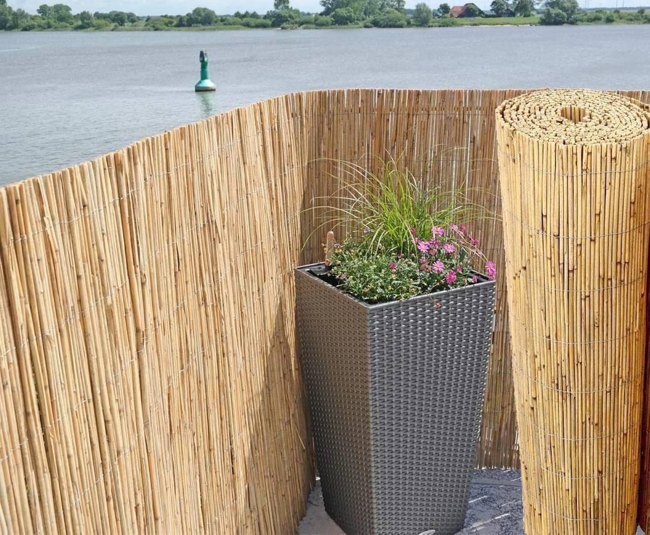 Balkon-Sichtschutzmatte aus Schilfrohr bietet Privatsphäre und Schutz vor Wind und Sonne. Ideal für städtische Balkone. Erhältlich bei Bauhaus, Ikea, Obi, Lidl und als Meterware bei Obi.
