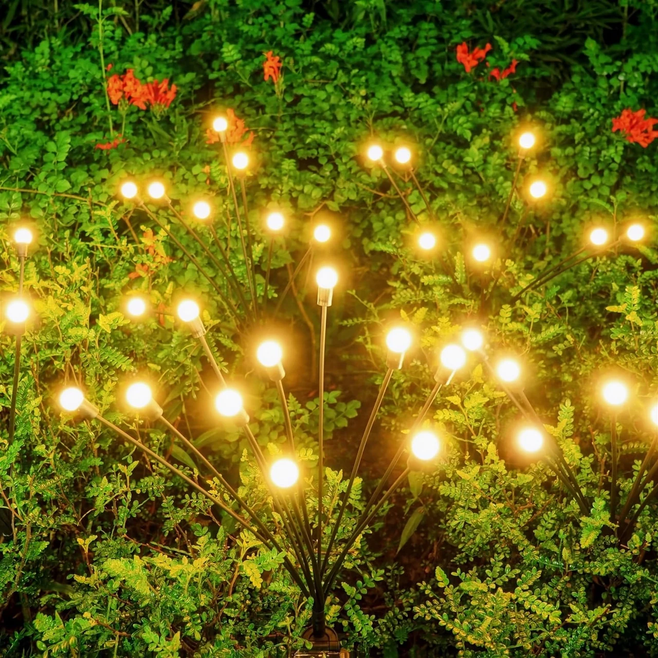 Solarbetriebene Gartenleuchten, die in einem Garten leuchten und eine stimmungsvolle Atmosphäre schaffen. Perfekt für terrassengestaltung ideen und terrasse gestalten ideen.