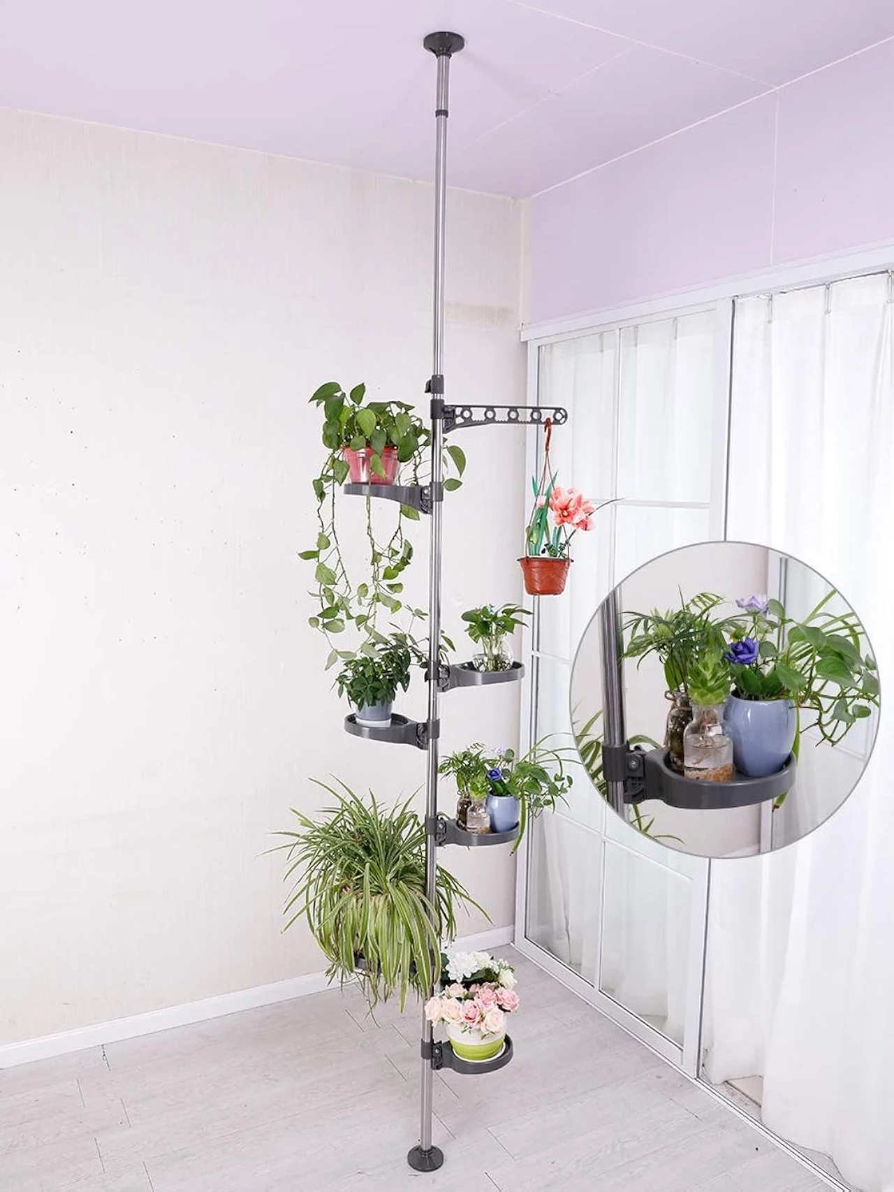 Ein 7-Ebenen-Teleskop-Blumenregal mit verschiedenen Pflanzenarten, ideal für kleine Terrassen und Balkone. Perfekt für die Gestaltung kleiner Gärten und die Präsentation von Pflanzen in Innenräumen.