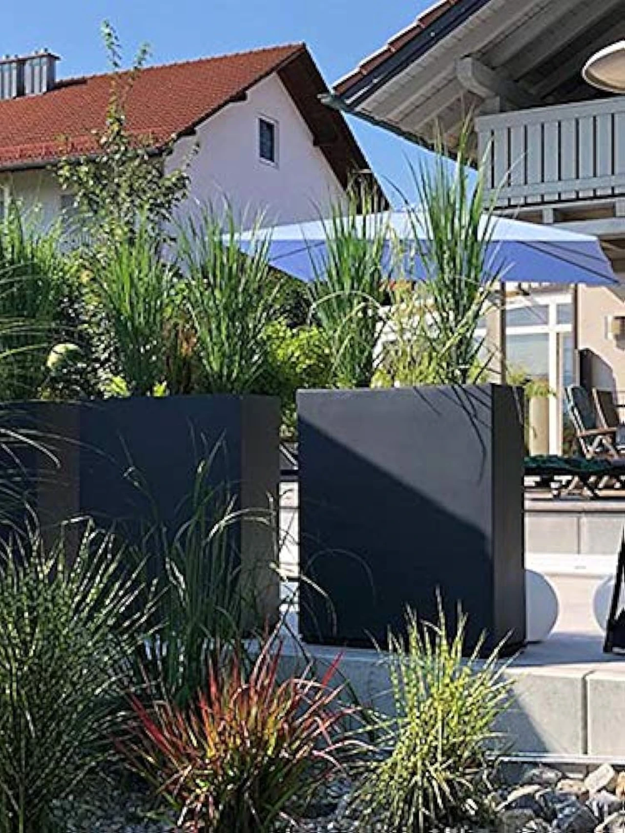 Moderne Pflanzkübel mit Pampasgras im Garten, ideal für Stadtbewohner und Balkongärtner. Perfekt für pampasgras garten, pampasgras überwintern, pampasgras pflanze kaufen, pampasgras balkon, pampasgras im vorgarten, pampasgras düngen.