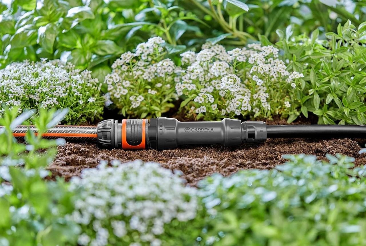 Gardena Micro-Drip-System zur automatischen Bewässerung von Pflanzen in einem Gartenbeet