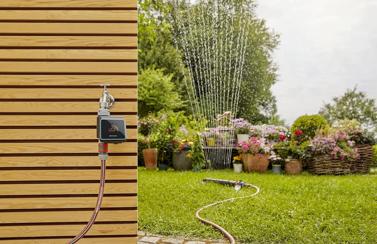 Automatisches Bewässerungssystem im Garten, das kleine Bäume und Pflanzen gleichmäßig bewässert. Ideal für kleine Gärten und schöne Bäume für den Garten.